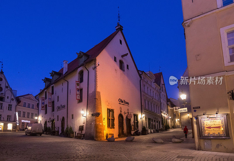 塔林历史地段的著名爱沙尼亚餐馆Olde Hansa的老建筑夜景。